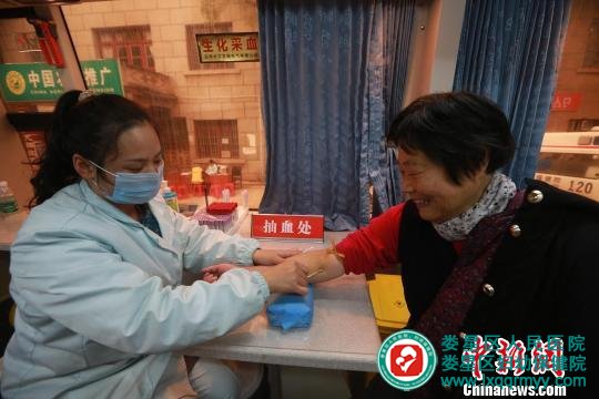 “健康快車”的醫(yī)護人員為老人免費做抽血化驗檢查?!⊥鹾5稀z